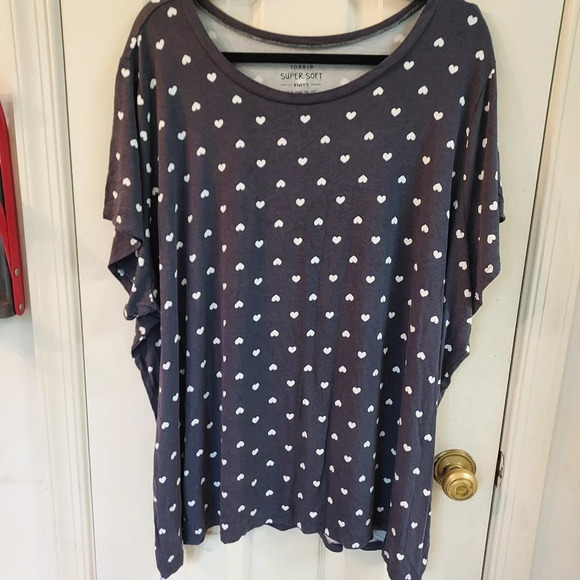 Torrid SLIM FIT CREW TEE - SUPER SOFT DOTTED HEARTS DARK SLATE GREY Size 5 - Picture 2 of 5